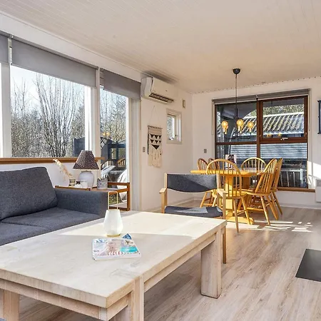 5 Person In Ansager-by Traum Ansager