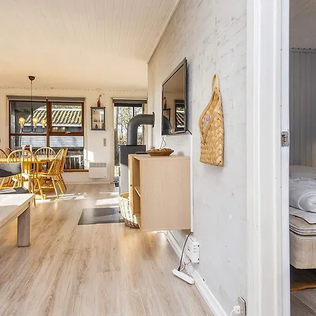 5 Person In Ansager-by Traum