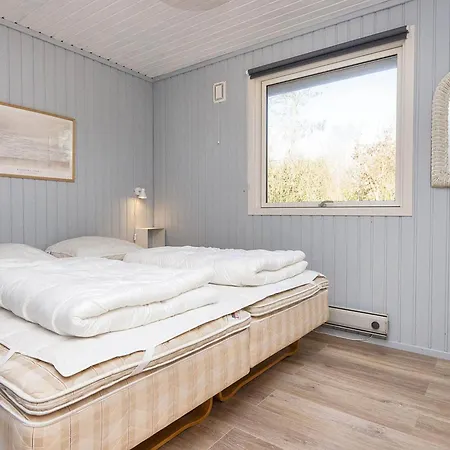 5 Person In Ansager-by Traum Ansager