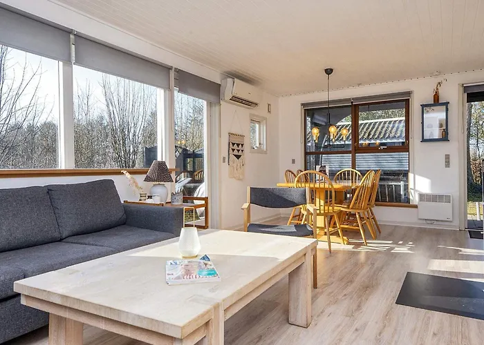 5 Person In Ansager-by Traum Ansager