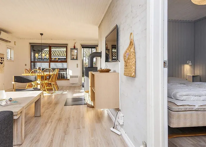 5 Person In Ansager-by Traum