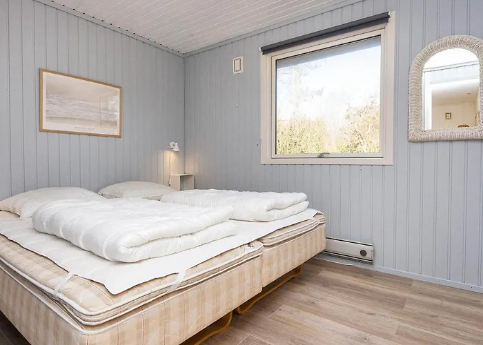 5 Person In Ansager-by Traum Ansager